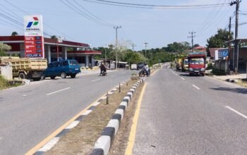 SPBU 24.333.128 PAL3 Muntok di Duga Menyebabkan Kemacetan Dengan Antrian Panjang