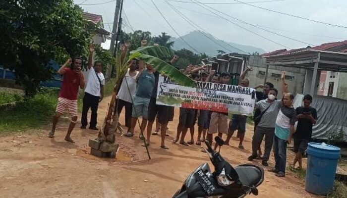 Sudah Tiga Tahun Menunggu, Warga Desa Mangkol Kecewa Pengaspalan Jalan Tak Kunjung Terealisasi